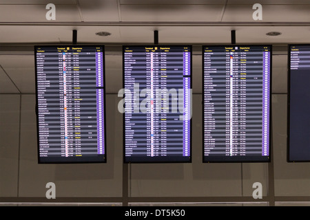 Ankunft und Abreise Bildschirme am Terminal 3 am Lester B Pearson International Airport in Toronto Stockfoto