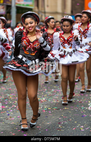 Schöne Mädchen marschieren in Formation in der Lunar New Year Festival in Chinatown. Stockfoto