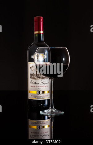 Glas und Flasche Wein 2011 schloss Lagnet. Stockfoto