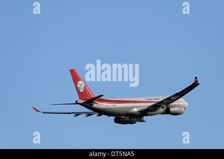 Sichuan Airlines Airbus A330-200 (A330-243) B-6517 fährt vom internationalen Flughafen Vancouver, Kanada Stockfoto