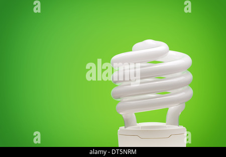 Energiesparlampe auf grünem Hintergrund Stockfoto