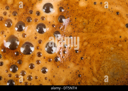 Textur von frisch gebrühtem Kaffee und Milch mit Schaum und Bläschen Stockfoto