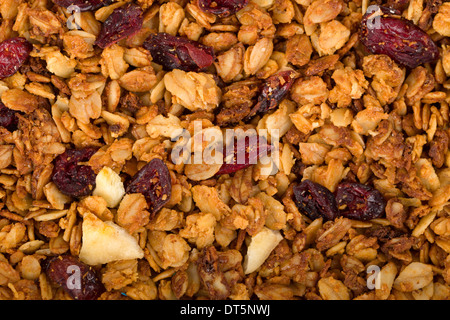 Gesunden hausgemachtem Müsli oder Müsli mit Hafer, getrocknete Rosinen, Mandeln, Haselnüssen und Honig Stockfoto