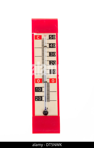 roter Kunststoff Retro-Thermometer mit Celsius Skala isoliert auf weiss Stockfoto