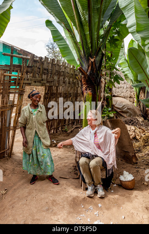 Dorze Frau Lehre ein Tourist wie Baumwolle, Hayzo Dorf, Arba Minch, Äthiopien Spin Stockfoto