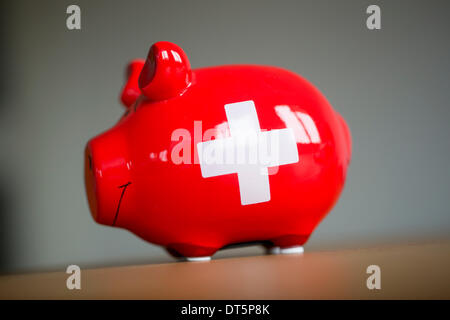 Sparschwein mit Schweizer Flagge. Stockfoto