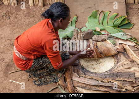 Ein Dorze Frau bereitet Kocho (ungesäuertes Brot) hergestellt aus der falschen Bananenbaum, Hayzo Dorf, Arba Minch, Äthiopien Stockfoto