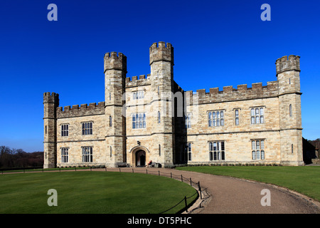 Frühlingsblumen Sie Narzissen bei Leeds Castle Kent England UK Stockfoto