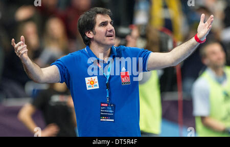 Mannheim, Deutschland. 9. Februar 2014. Veszprem Trainer Antonio Carlos Ortega Perez gestikuliert während der Herren Champions League Handball Gruppe A Match Rhein-Neckar Löwen gegen MKB Veszprem in SAP Arena in Mannheim, Deutschland, 9. Februar 2014. Foto: Uwe Anspach/Dpa/Alamy Live News Stockfoto