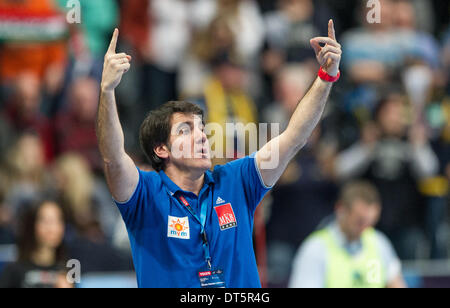 Mannheim, Deutschland. 9. Februar 2014. Veszprem Trainer Antonio Carlos Ortega Perez gestikuliert während der Herren Champions League Handball Gruppe A Match Rhein-Neckar Löwen gegen MKB Veszprem in SAP Arena in Mannheim, Deutschland, 9. Februar 2014. Foto: Uwe Anspach/Dpa/Alamy Live News Stockfoto