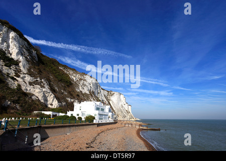 Strand und weißen Klippen von Dover; St. Margarets Cliff Village, Grafschaft Kent; England; UK Stockfoto