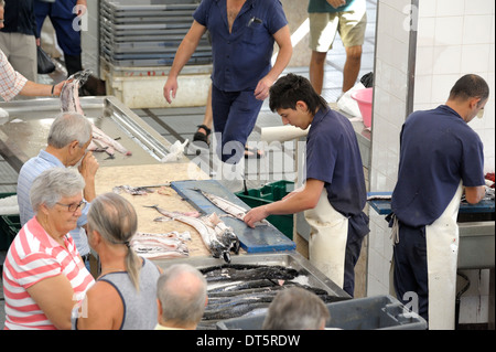 Funchal Madeira. Fischmarkt. Frischer Fisch für den Verkauf im Mercado Dos Lavradores vorbereitet Stockfoto