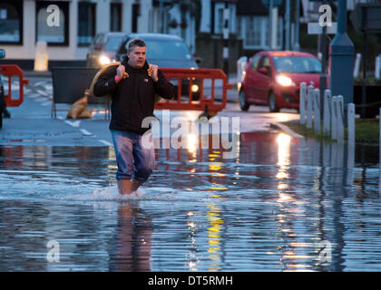 Datchet, Berkshire, UK. 10. Februar 2014. Großbritannien Wetter.  Überschwemmungen in Datchet, Berkshire.  Shop-Betreiber dringend sammeln Sandsäcke zum Schutz seines Unternehmens vor die zunehmende Flut von nahe gelegenen Fluß Themse Übergreifen der Banken verursacht.   Bildnachweis: Graham Eva/Alamy Live-Nachrichten Stockfoto