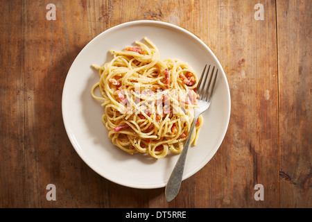 Teller Spaghetti a la Carbonara übersehen Schuss Stockfoto
