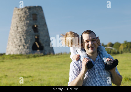 Glückliche junge Vater und Sohn zusammen spielen Stockfoto