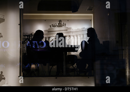 Silhouetten von Menschen im café Stockfoto