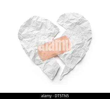 Gips und Papier gebrochenes Herz auf weißem Hintergrund Stockfoto