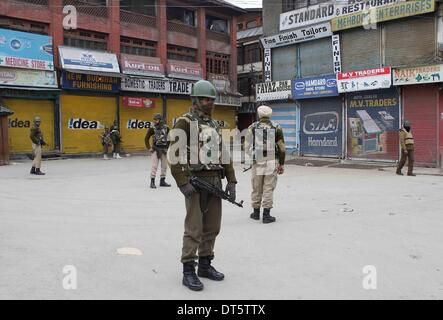 Srinagar, Kaschmir Indien kontrollierten. 10. Februar 2014. Indische paramilitärische Soldaten Wache auf einem geschlossenen Marktplatz während Einschränkung in Srinagar, Sommer in der Hauptstadt von Indien kontrollierten Kaschmir, 10. Februar 2014. Leben in mehrheitlich muslimischen Gebieten von Indien kontrollierten Kaschmir blieb Montag betroffenen für den zweiten Tag aufgrund von Einschränkungen durch Behörden und die Abschaltung von separatistischen Gruppen genannt. © Javed Dar/Xinhua/Alamy Live-Nachrichten Stockfoto