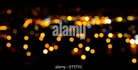 Unscharfe Lichter in der Stadt in der Nacht. Stockfoto