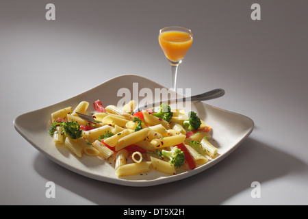 Pasta ist ein Sammelbegriff für italienische Varianten von Nudeln Stockfoto