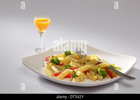 Pasta ist ein Sammelbegriff für italienische Varianten von Nudeln Stockfoto