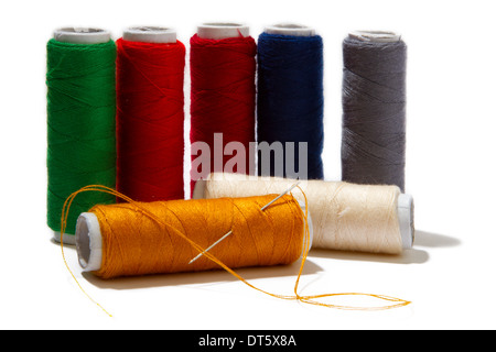 bunte Faden zum Nähen isoliert auf weißem Hintergrund gestaltet Stockfoto