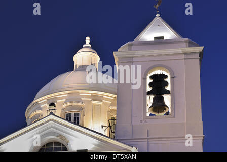 Portugal, Algarve, Castro Marim, Igreja Matriz, Igreja Nossa Senhora Dos Martires, Pfarrkirche, katholische Kirche, Reisen, Tourismus, Religion, monumental, Denkmal, historisch, Geschichte, weiß gewaschen Kuppel, Glockenturm, Nacht, nächtliche Beleuchtung, Illuminat Stockfoto