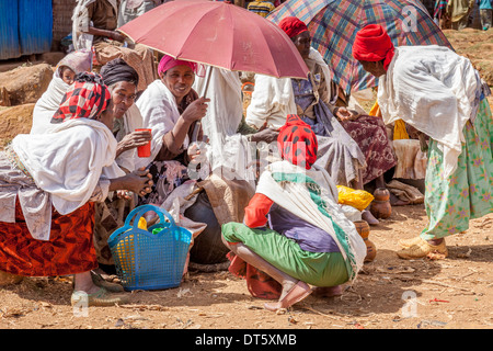 Dorze Frauen trinken und Verkauf lokale Bier an der Donnerstag Markt In der Dorze Dorf von Hayto, in der Nähe von Arba Minch, Äthiopien Stockfoto