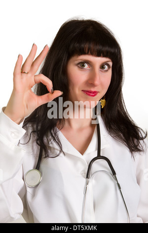 Porträt von glücklich lächelnde junge Ärztin zeigen Ordnung Geste, isoliert auf weißem Hintergrund Stockfoto