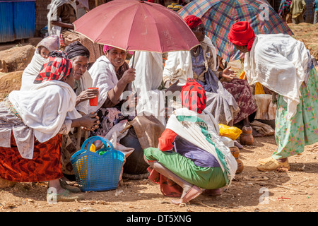 Dorze Frauen trinken und Verkauf lokale Bier an der Donnerstag Markt In der Dorze Dorf von Hayto, in der Nähe von Arba Minch, Äthiopien Stockfoto