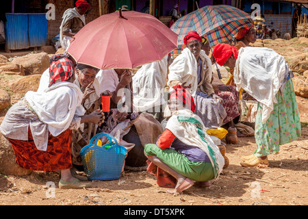 Dorze Frauen trinken und Verkauf lokale Bier an der Donnerstag Markt In der Dorze Dorf von Hayto, in der Nähe von Arba Minch, Äthiopien Stockfoto