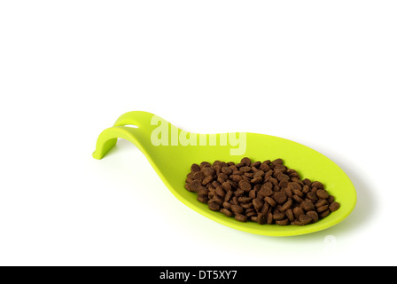 Schüssel mit rohem Hühnerfleisch Nahrung für Haustiere Stockfoto