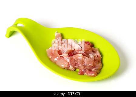 Schüssel mit rohem Hühnerfleisch Nahrung für Haustiere Stockfoto