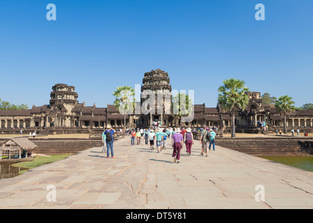 Damm führt zum Haupteingang des Angkor Wat, Kambodscha Stockfoto