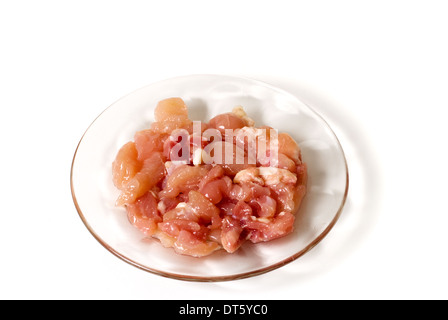Teller mit rohem Hühnerfleisch-Stücke gehackt auf weißem Hintergrund Stockfoto