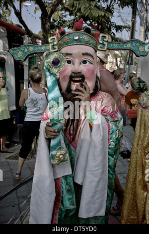 Straßenunterhalter in traditioneller Tracht bei einer chinesischen Neujahrsveranstaltung. Thailand S. E. Asien Stockfoto