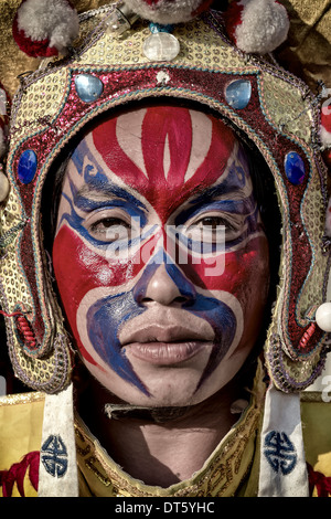 Chinesisches Neujahr. Porträt eines Straßenunterhalters und Make-up. Das Jahr des Pferdes 2014. Thailand S. E. Asien Stockfoto