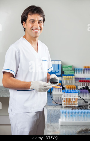 Mann Scannen medizinische Probe im Labor Stockfoto
