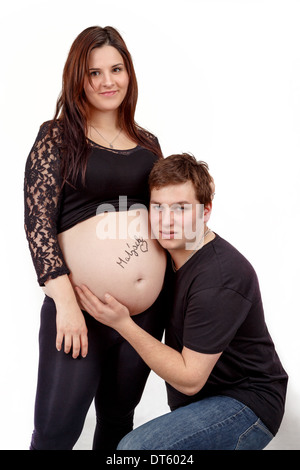 glückliches Liebespaar, lächelnd schwangere Frau mit ihrem Ehemann, isoliert auf weißem Hintergrund Stockfoto