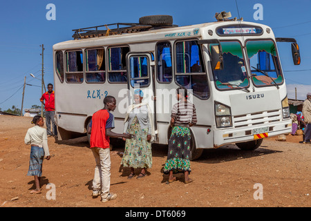 Eine öffentliche Bus wartet, füllen sich mit Passagiere, Dorze Village Hayzo, in der Nähe von Arba Minch, Äthiopien Stockfoto