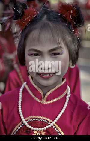 Chinesisches Neujahrskind Junges thailändisches Mädchen in traditioneller Tracht Für das chinesische Neujahr Stockfoto