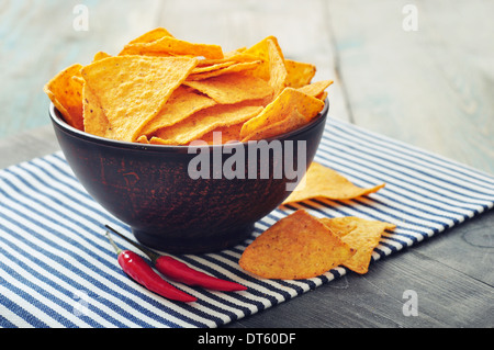 Mais-Nachos in Schüssel auf hölzernen backgrpond Stockfoto