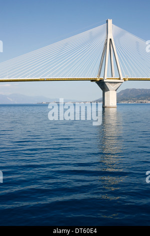 Rio-Antirrio Straße Verkehr Hängebrücke bietet eine Verknüpfung zwischen dem griechischen Festland und dem Peloponnes. Stockfoto