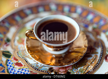 Türkischen, griechischen Kaffee ist eine Methode der Kaffeezubereitung. Geröstet und dann fein gemahlenen Kaffee Bohnen gekocht in einem Topf (Cezve) Stockfoto