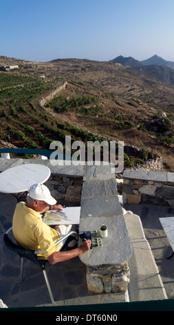 Griechenland-Kykladen-Sikinos ein Mann, eine Landschaft mit Wasserfarben malen Stockfoto