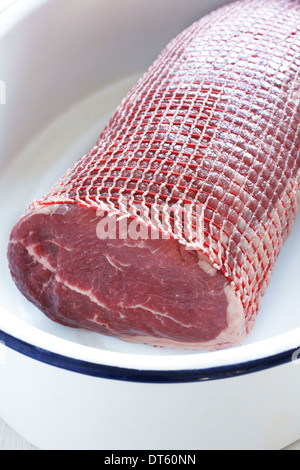 Rind Braten Gelenk in einem Bräter fertig gekocht werden Stockfoto