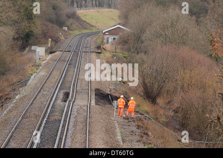 Stonegate, East Sussex, UK. 10. Februar 2014. Ein weiterer schwerer Erdrutsch unter der Netz-Schiene Linie auf Stonegate verlängert die Linie Schließung. Bildnachweis: David Burr/Alamy Live-Nachrichten Stockfoto