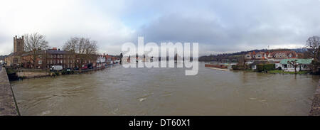 Henley on Thames, Oxfordshire, Vereinigtes Königreich. 10. Februar 2014 ist die Themse Ufer am Henley on Thames, Oxfordshire UK geplatzt. Foto zeigt Blick von der Brücke hinunter die Regattastrecke Credit: Allan Staley/Alamy Live News Stockfoto