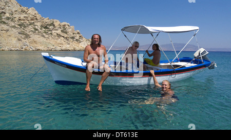 Griechenland Kykladen Sikinos Menschen auf einem kleinen Holzboot Stockfoto