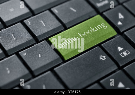 Online-Buchung auf der Computer Tastatur Nahaufnahme Worte. Stockfoto